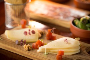 イディアサバル･チーズとテティージャ･チーズプレートのナッツ和え（HKD138）