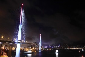 夜のライトアップされた橋