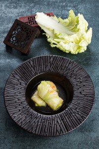 蒸した白菜で豚のミンチとエビのつみれを巻いた「Steamed Cabbage Rolls stuﬀed with minced Pork and Shrimps」