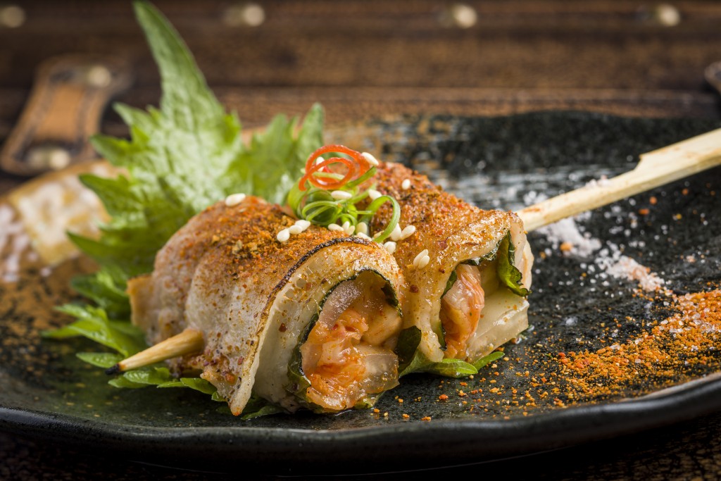 七味をたっぷりかけて楽しみたい 「Spanish pork belly kimchi roll」 