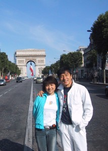 ジャッキーと、パリの凱旋門前で