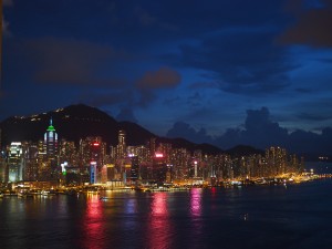 香港島のピーク(山頂)の近くに、謎の大富豪・将陽明の屋敷があるという。陽明とその娘・美麗の複雑すぎる関係は、国のありようがどれだけ一個人の人生に影響するかということを思わせる。香港の夜景の美しさには、そんな複雑さはみじんも感じられない。