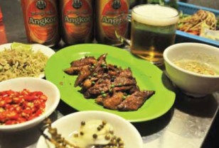 カンボジア「夜だけ居酒屋」で缶ビールと炙り肉