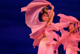 上海歌舞団による「トキがモチーフの舞台劇」広州市