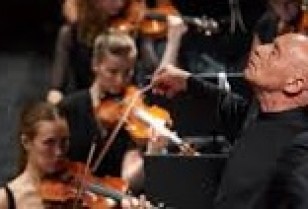 クリストフ・エッシェンバッハ率いるオーケストラが広州で演奏