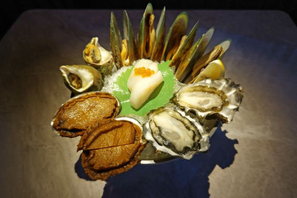 Seafood Platter (2人前) 月・火 HKD99 水～日 HKD199 フランスのつぶ貝2つ、生ガキ2つ、北海道産ホタテ2つ、ニュージーランド産ムール貝4つ、蒸しアワビ2つがセットになっている。(季節によって異なります)